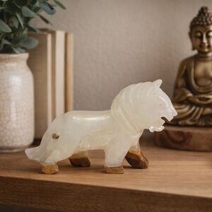 Vintage Hand-Carved Stone Lion Figurine – White Onyx / Alabaster – 5” Sculpture